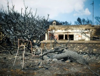 85 ή 86 οι νεκροί: Βρήκαν 2 ή 3 ακόμα άτομα στο «καταραμένο» οικόπεδο στο Κόκκινο Λιμανάκι